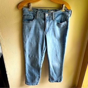 Levi's 311 Shaping Skinny Capri. Light Wash. Size 30